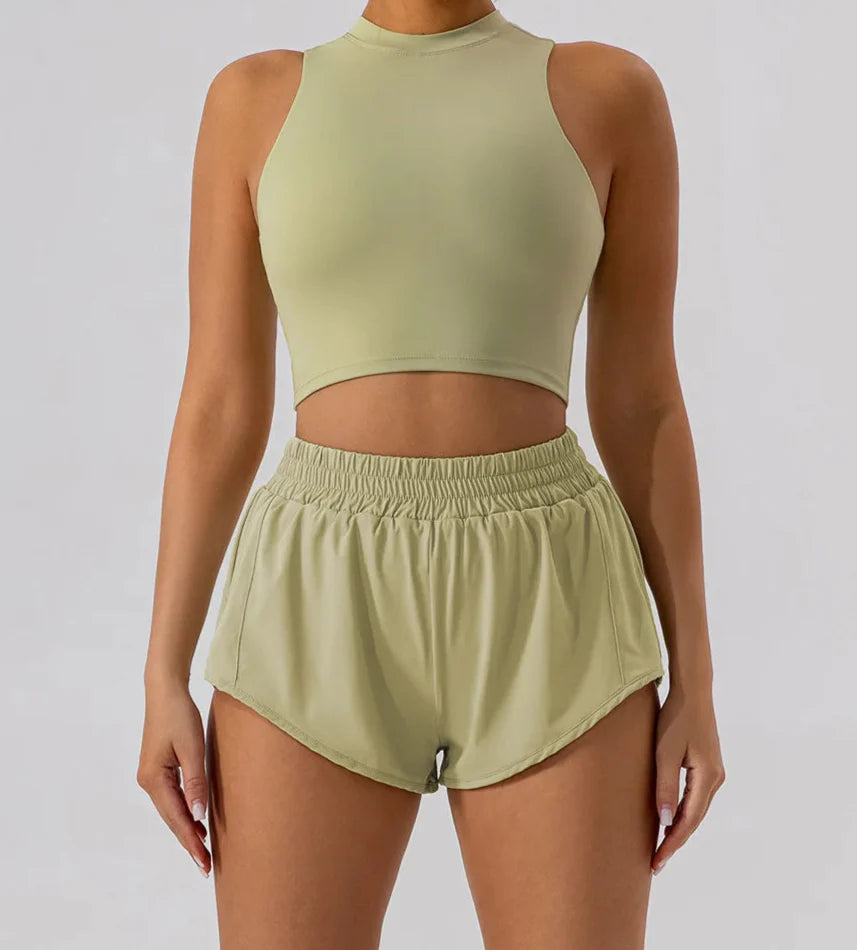 Conjunto Deportivo Con Top Cropped De Cuello Alto Y Short Ref: 1066