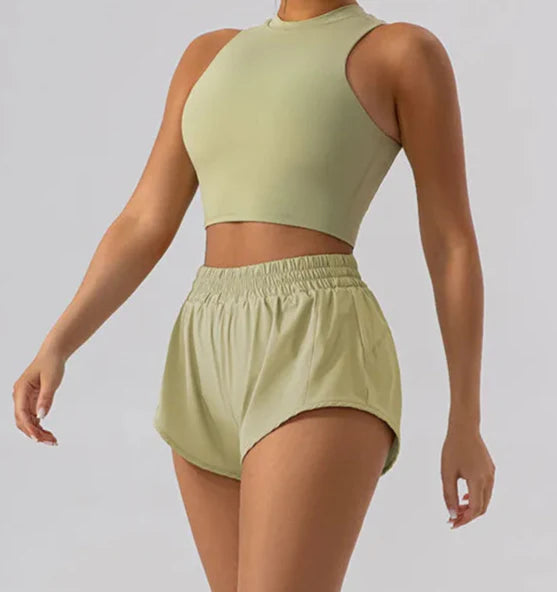 Conjunto Deportivo Con Top Cropped De Cuello Alto Y Short Ref: 1066